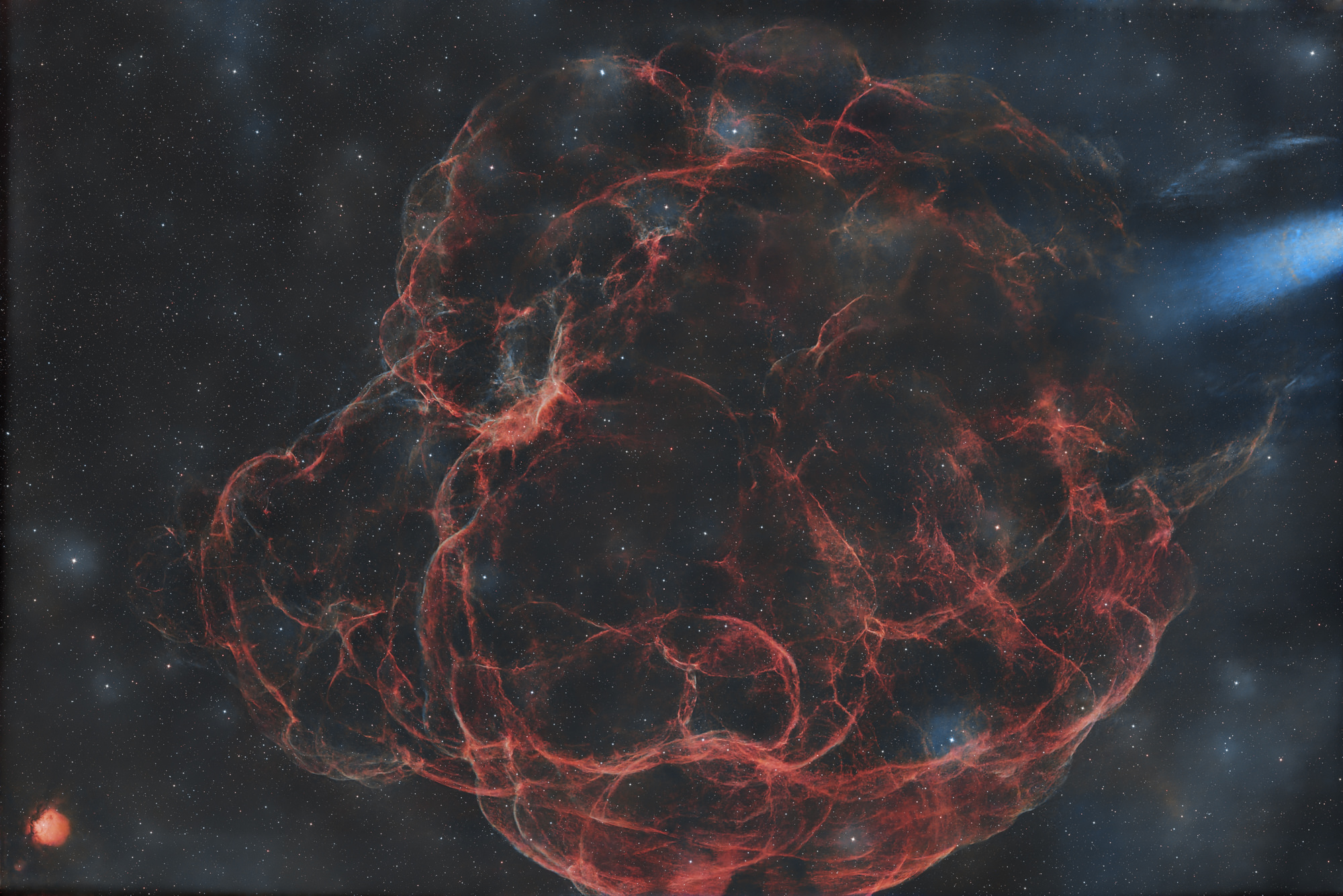 IC 443 (Sh2-248) oder Quallennebel ist ein galaktischer Supernova-Überrest im Sternbild Zwillinge nahe dem Stern Eta Geminorum.